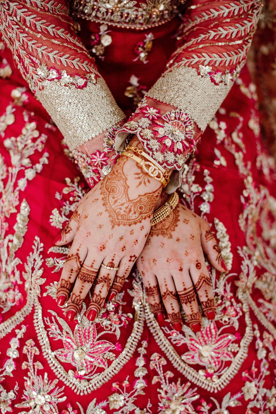 Elegant modern henna design on the hands