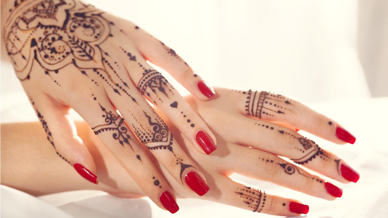 Henna vs tattoo comparison - natural henna body art alternative